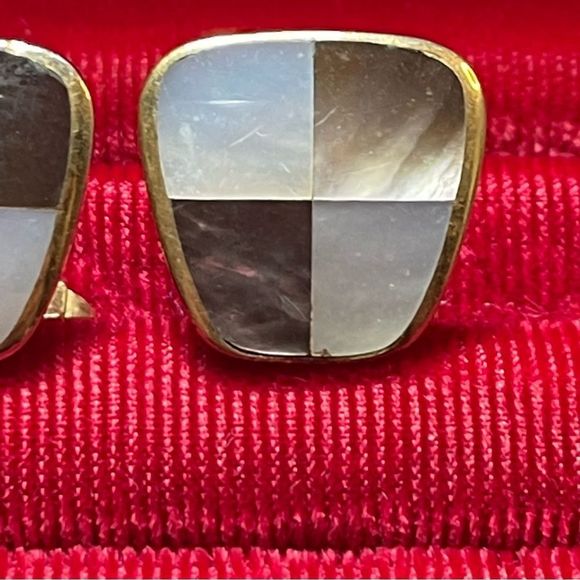 ⚫️⚫️⚫️ Mother of Pearl Checkerboard Cuff Links in Gold Plating - Picture 3 of 7